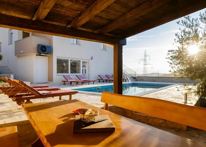 Villa Anabella Peaceful Holiday Home With Pool